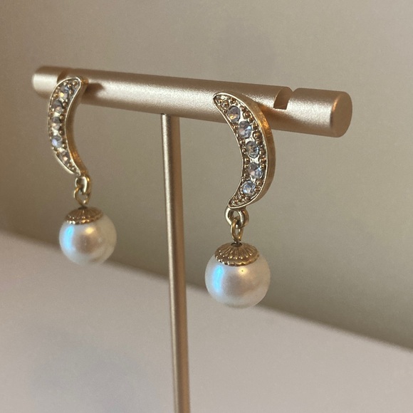 Vintage 1928 Gold Crescent Earrings with Pearls - Picture 2 of 6